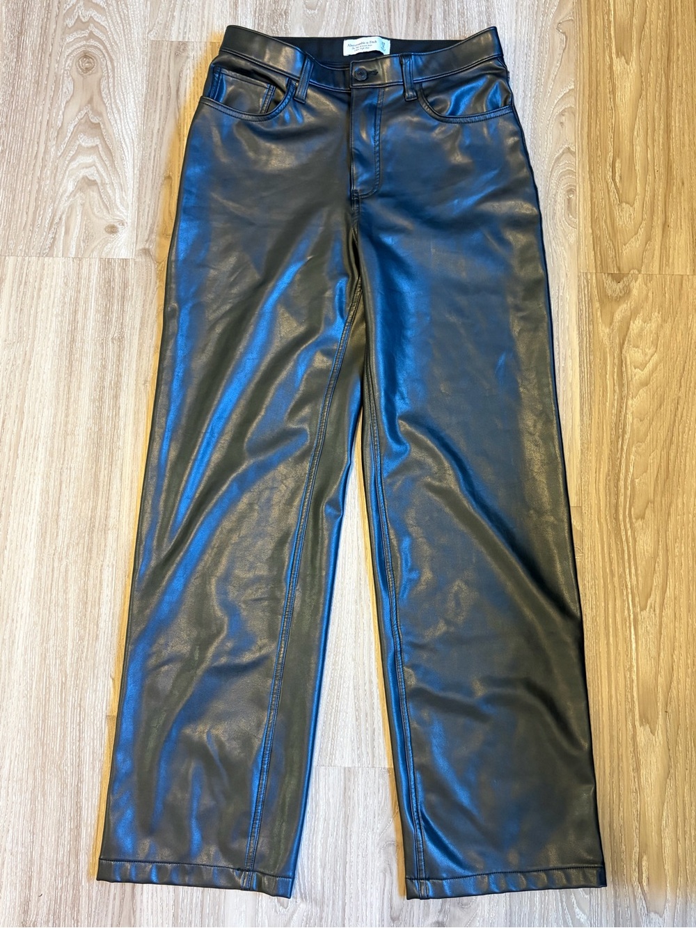 Abercrombie & Fitch '90s Relaxed Ultra High Rise Faux Leather Pants Size 29